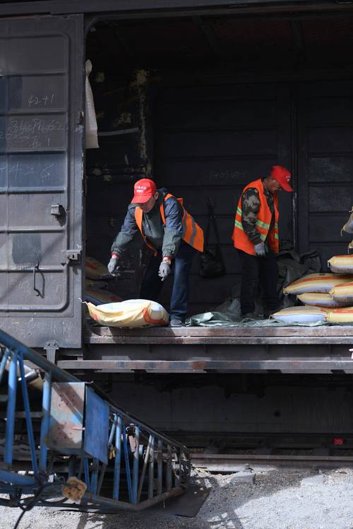 不误农时不负春——铁路货场抢运化肥助春耕